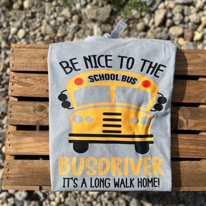 Sei nett zum Busfahrer T-Shirt | Lustiges Busfahrer Geschenk, Wertschätzung für Lehrer, einzigartige Schulkleidung, niedliches grafisches T-Shirt