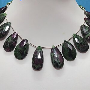 AAA-robijnzoisietpeerbriolettekralen: gefacetteerde edelsteenstreng