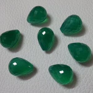 Cinco pares perfectamente emparejados VERDE ONYX Top Half Drilled AAA Grade Tear Drops Faceted Briolette, 10 * 13 mm, Excelente para pendientes