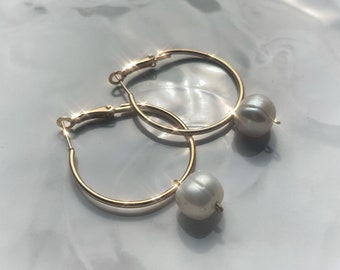 Gold pearl hoop earrings, dainty minimalist hoop earrings with white freshwater pearl, modern pearl trending jewelry