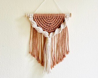Tiny Wall Macrame Wall Hanging / Artes de fibra / Boho Wall Art / Macrame / Hecho a mano