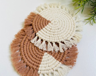 Conjunto de 2 posavasos Macrame / Posavasos redondos hechos a mano / Estera de planta / Estera de cuerda natural / Costaleros boho fringe / Regalo para ella