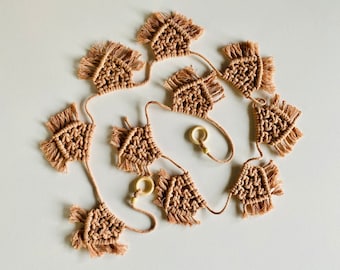 Macrame Garland / Macrame Banner / Boho Bunting / Holiday Decor / Nursery Decor