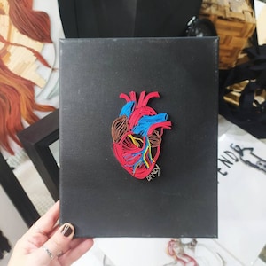 Tela Cuore Anatomico, Cuore Sacro, Studio Medico,Quadro quilling arte 3D ,Cuore da appendere Regalo per lei/lui ,San Valentino