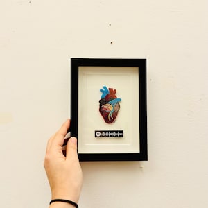Quadro piccolo, cornice da appoggio, cuore umano, illustrazione, cuore di carta, quilling, collage, opera, regalo per lei, regalo per lui