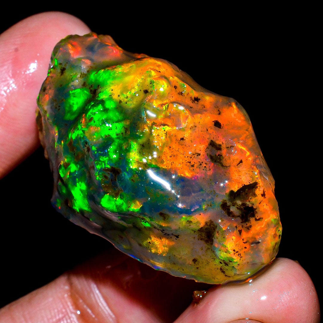 Opale éthiopienne Brute Naturelle 73 Carats - Pierre Précieuse Feu, Forme Coussin
