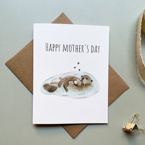 Tarjeta del Día de la Madre con una dulce madre y su cría de nutria