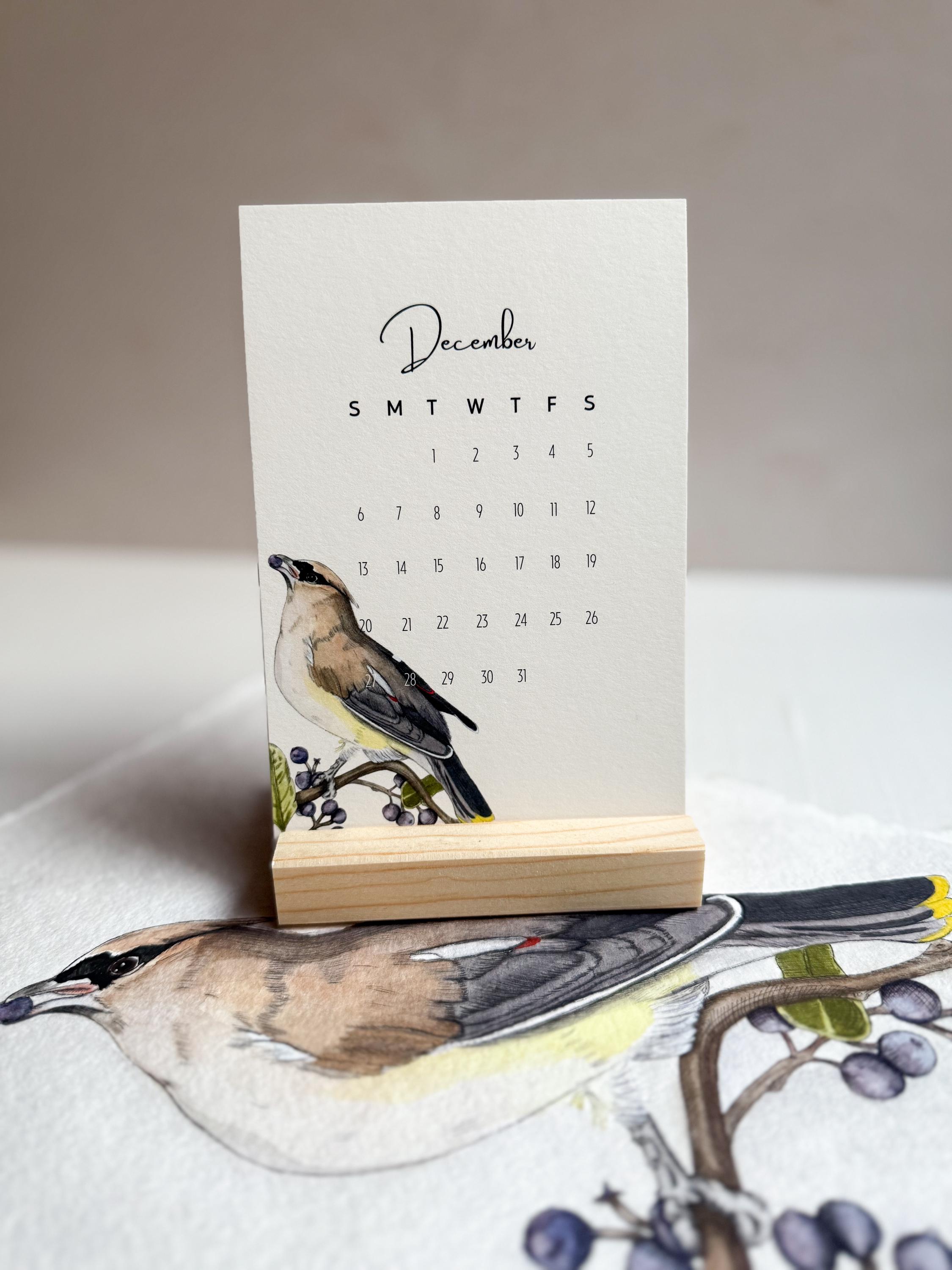 Vogelkalender 2026, maandplanner met aquarelkunst, met houten standaard