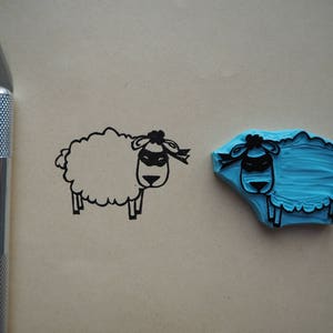 Tampon "mouton masqué", tampon gravé à la main.