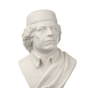 Puede incluir: Busto de cerámica blanca de un hombre con sombrero sobre una base negra.