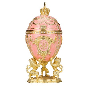 Joyero con forma de huevo estilo Fabergé con leones y corona imperial de 15,5 cm (6,2'') en color rosa