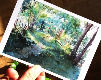 Könnte beinhalten: Aquarellmalerei eines Waldweges mit grünen Bäumen und Sonnenlicht, das durch die Blätter fällt.
