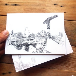 Carte postale Nantes, Illustration noir et blanc Grue Titan jaune, Paysage urbain France, Dessin Charline Moreau, décoration murale bureau