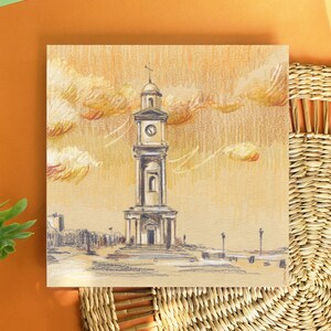 Op de afbeelding: Een potloodtekening van een hoge klokkentoren met een witte gevel en een wijzerplaat. De toren staat tegen een achtergrond van een lichtgele lucht met wolken. De tekening is gemaakt in een realistische stijl.
