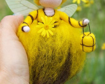 Hada Abeja — Figura hecha a mano con fieltro de aguja, pura lana búlgara.