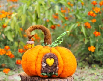 Needle Felted Pumpkin House ,Orange Felted Pumpkin, Acorn Lantern Pumpkin , Waldorf Toys, Hallowen Gift, Original Art , Autumn Fall Decor