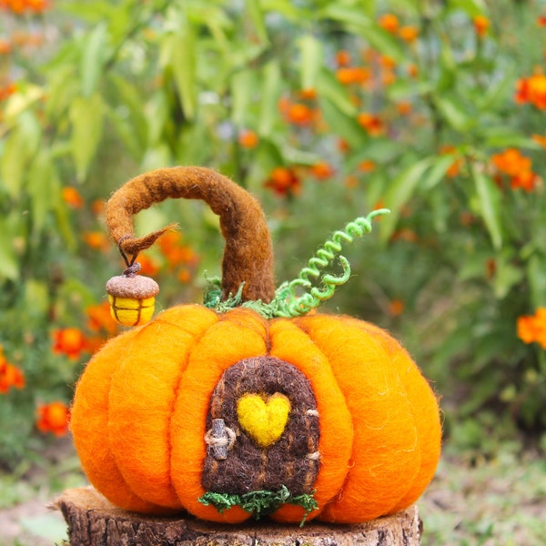 Nadelgefilzter Kürbis Haus, Orange gefilzter Kürbis, Eichel Laterne Kürbis, Waldorf Spielzeug, Hallowen Geschenk, Original Kunst, Herbst Herbst Dekor