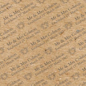 Könnte beinhalten: Ein brauner Papierhintergrund mit einem sich wiederholenden Muster des Textes "Mr. & Mrs. Colston Established 25 March 1967".
