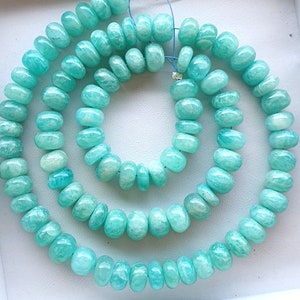 Puede incluir: Una hebra de cuentas de piedra preciosa amazonita azul turquesa. Las cuentas son redondas y lisas, y est&aacute;n enhebradas en un alambre fino. Las cuentas tienen aproximadamente 8 mm de di&aacute;metro.