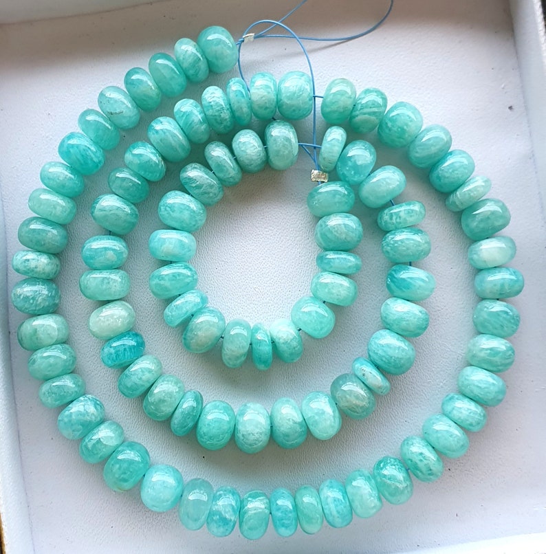 Puede incluir: Una hebra de cuentas de piedra preciosa amazonita azul turquesa. Las cuentas son redondas y lisas, y est&aacute;n enhebradas en un alambre fino. Las cuentas tienen aproximadamente 8 mm de di&aacute;metro.
