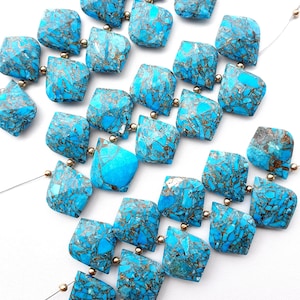 Puede incluir: Primer plano de un collar de cuentas de piedras preciosas turquesas. Las cuentas son de un color turquesa vibrante con patrones de matriz marrón. Cada cuenta tiene una forma irregular facetada, ensartada con espaciadores dorados.