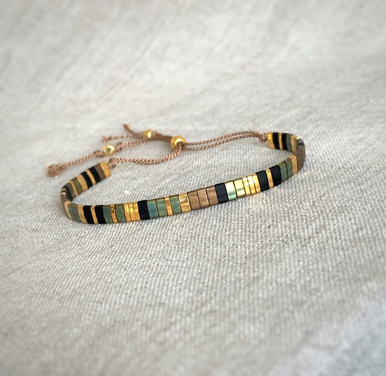 Tila Armband van zijde koord en Japanse vierkante platte kralen, Cadeau idee voor haar, festival armband afbeelding 1