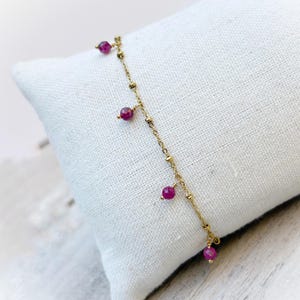 Zartes Rubin Armband Gold, Juli Geburtsstein Scmuck, Filigranes Edelsteinarmband
