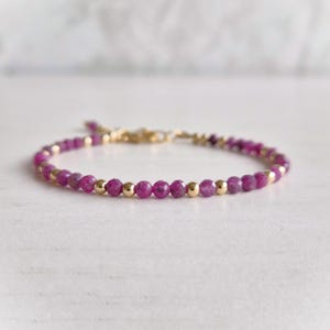 Bracciale con rubino, gioiello con pietra portafortuna di luglio, bracciale artigianale con pietre preziose