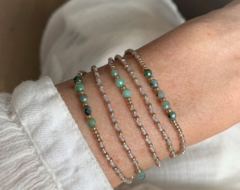 Wikkelarmband met Smaragd edelsteen en Japanse kleine kraaltjes, bohemian chic sieraden, Geboortesteen Mei cadeau idee