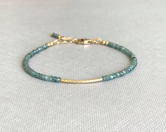 Armband Kyaniet en gold filled buiskraal, delicate Edelsteen Armband, Cadeau idee vrouw