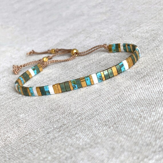 Tila Armband van zijde koord en Japanse vierkante platte kralen, Cadeau idee voor haar, festival armband