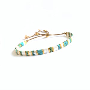 Bracelet Tila, bracelet cordon de soie, cadeau petite amie, bracelet perlé carré