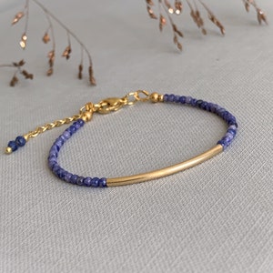 Pulsera de cuentas tubulares de sodalita y oro laminado, delicada pulsera de piedras preciosas, idea de regalo para mujer. imagen 4
