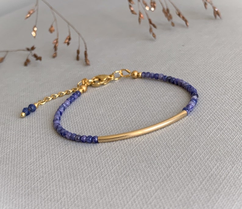 Pulsera de cuentas tubulares de sodalita y oro laminado, delicada pulsera de piedras preciosas, idea de regalo para mujer. imagen 4