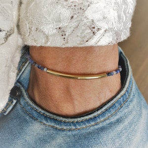 Pulsera de cuentas tubulares de sodalita y oro laminado, delicada pulsera de piedras preciosas, idea de regalo para mujer. imagen 2