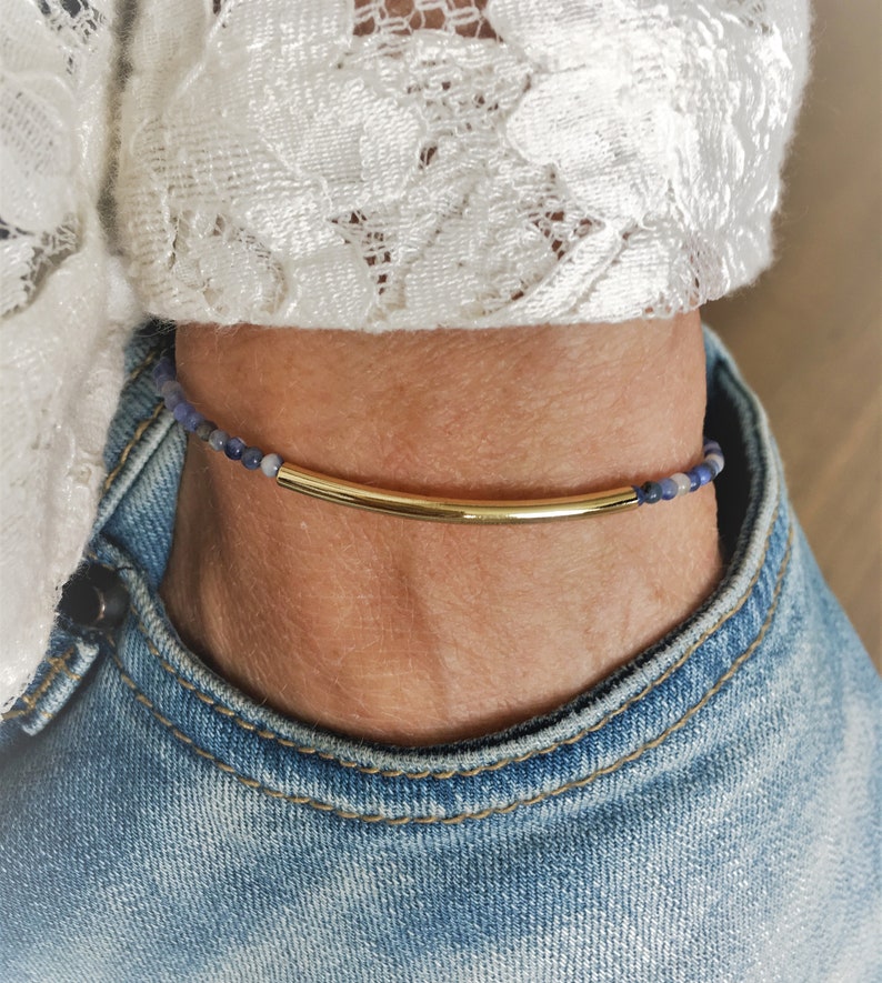 Pulsera de cuentas tubulares de sodalita y oro laminado, delicada pulsera de piedras preciosas, idea de regalo para mujer. imagen 2