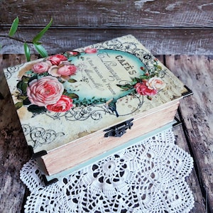 Caja de madera con forma de libro con motivos florales románticos