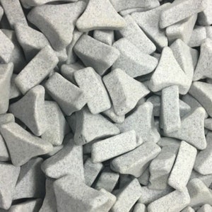 2 libras. MEDIOS DE TUMBLING DE CERÁMICA Vaso de roca abrasiva Vaso de desbarbado de metal polaco Corte en ángulo de 1&quot;