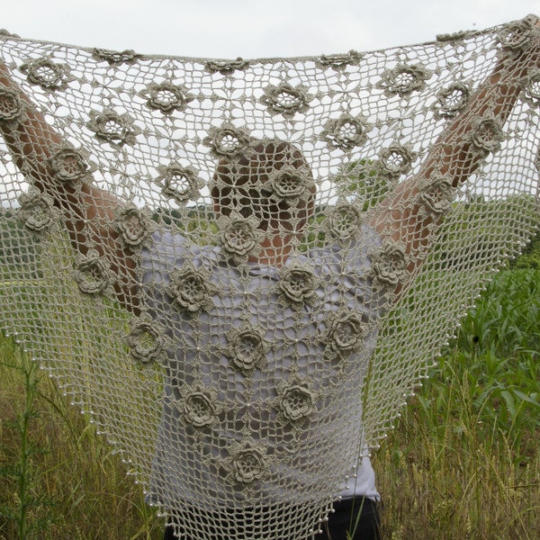 Châle gris avec des perles crocheté à la main