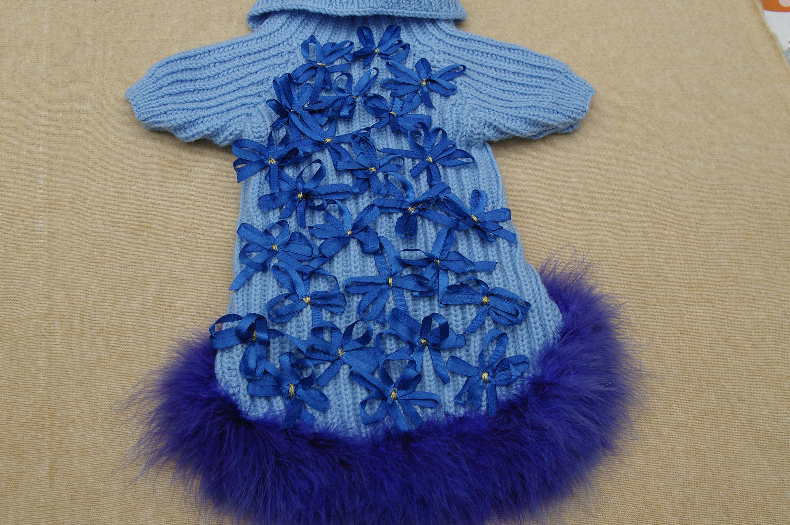 Manteau Pour Chien Tricoté à La Main, Bleu avec Noeuds de Papillon et Plumes