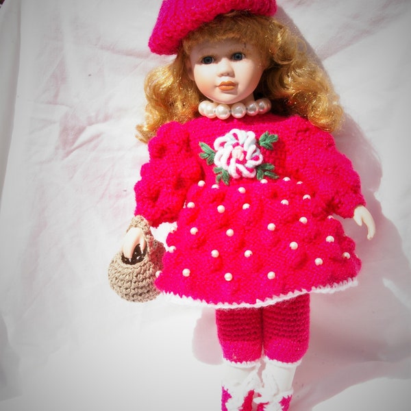 Poupée porcelaine avec rouge robe crocheté à la main