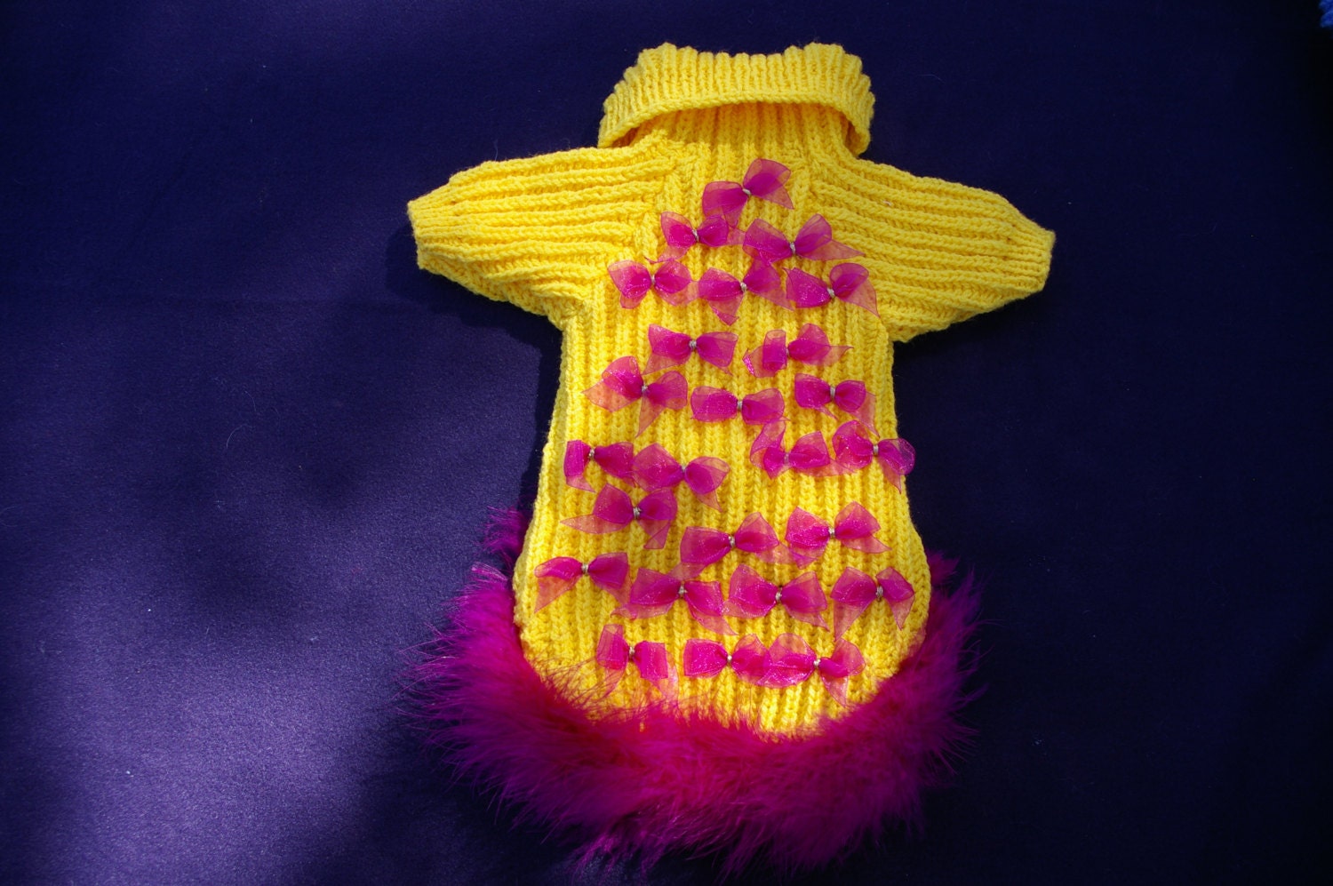 Manteau Pour Chien Tricoté à La Main, Jaune avec Noeuds de Papillon et Plumes