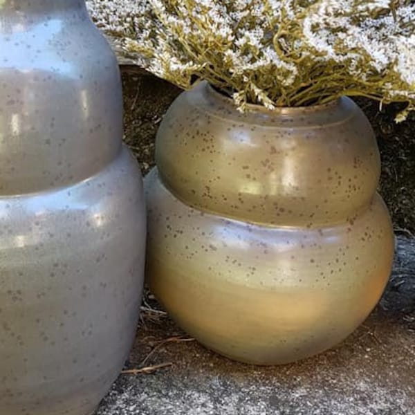 Grand vase rond Kaki, en grès, tacheté de cristallisations prunes