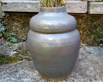 Grand vase rond, en grès, kaki irisé et tacheté de cristallisations prunes