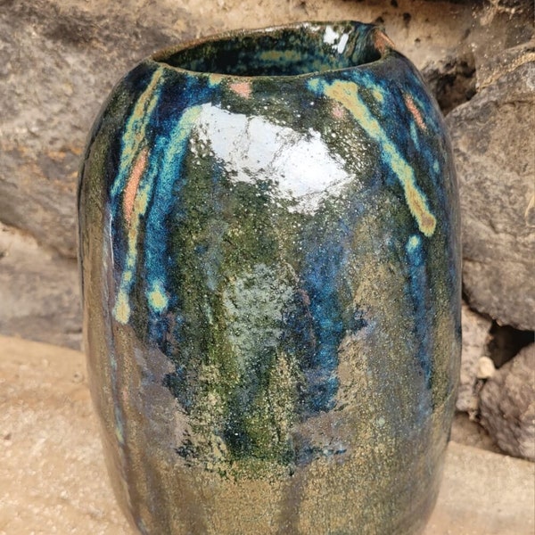 Grand vase haut, en grès roux avec leu brillant et reflets bleu clair