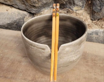 Schüssel oder Buddha-Schale aus beigem Steinzeug mit schwarzen Punkten und Platz für Essstäbchen, japanisch inspiriert