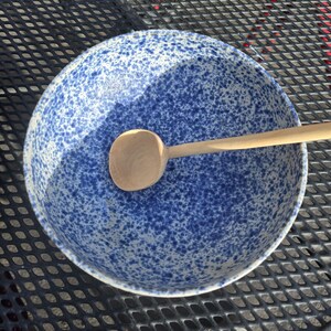 Slakom, gemaakt van steengoed, met blauwe stippen op een witte achtergrond