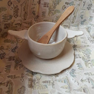 tasse ou petit bol et sa soucoupe en grès blanc nacré