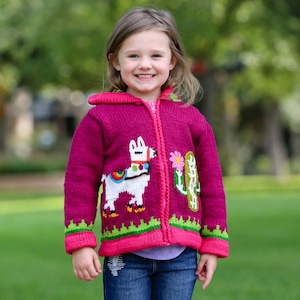 Beerenfrohe Lama und Kaktus Wolljacke für Mädchen mit Kapuze und Taschen. Kakteengarten Feld. Kinder Strick Pullover aus Wolle.