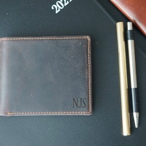 Cartera de cuero - Cartera bifold - Cartera personalizada - Cartera de cuero para hombre - Regalo de graduación para él - Regalo del Día del Padre - Cartera grabada